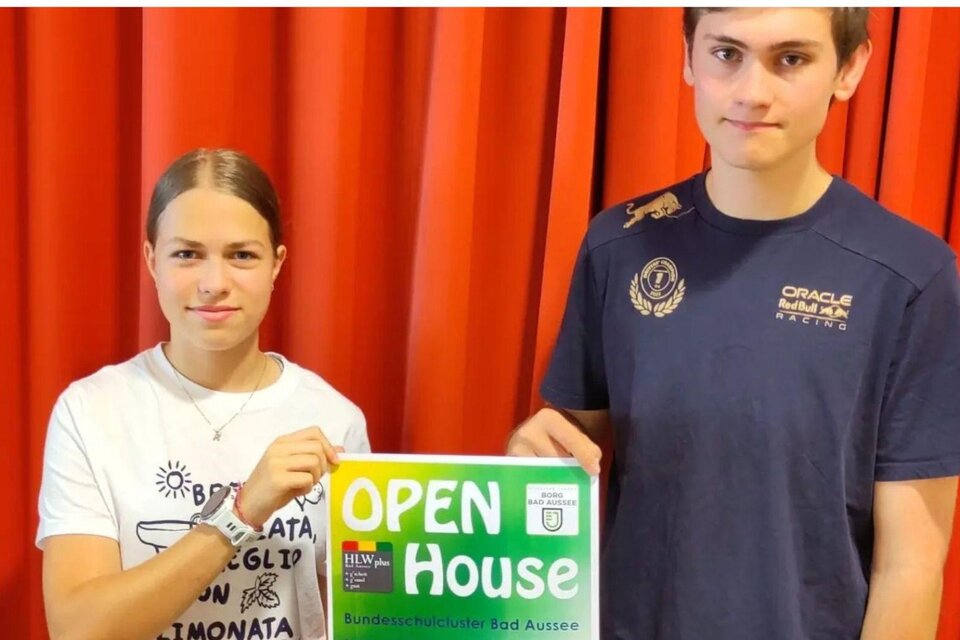 Zwei Jugendliche halten ein Plakat für einen Tag der offenen Tür an der Bundeshausschule Bad Aussee. Das Plakat enthält Informationen zur Veranstaltung und zeigt die Schule. | © Bundesschulzentrum Bad Aussee