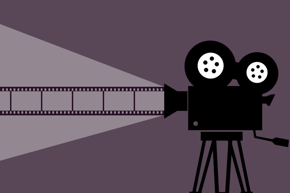 Eine klassische Filmkamera mit einer Filmrolle. Sie projiziert Licht in einen schattigen Hintergrund. | © Pixabay