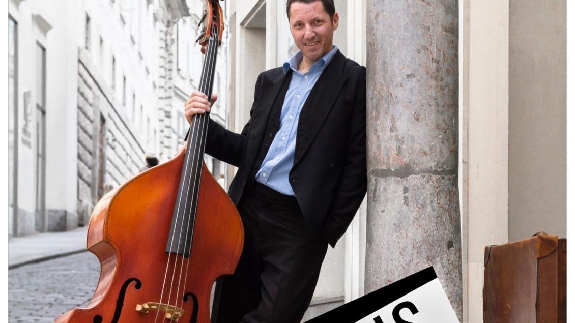 **Eddie Luis & His Jazz Passengers** bringen mit Swing, Jazz und mitreißenden Rhythmen internationales Flair auf die Bühne. Virtuose Musiker, charmanter Gesang und zeitlose Klassiker verschmelzen zu einem stilvollen Konzerterlebnis voller Eleganz, Spielfreude und musikalischer Leidenschaft. Ein Abend für alle, die handgemachte Livemusik in besonderer Atmosphäre in St. Peter am Ottersbach genießen möchten. | © Luis