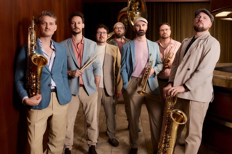 **Buena Banda** verbindet energiegeladene Blasmusik mit Jazz, Funk, Latin und modernen Grooves. Die sieben Musiker begeistern mit virtuosem Können, kreativen Arrangements und mitreißender Spielfreude. Freuen Sie sich auf ein außergewöhnliches Konzerterlebnis voller Rhythmus, Leidenschaft und musikalischer Vielfalt in St. Peter am Ottersbach. | © Buena Banda