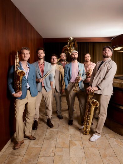**Buena Banda** connects energetic brass music with jazz, funk, Latin, and modern grooves. The seven musicians captivate with virtuosic skills, creative arrangements, and infectious joy of playing. Look forward to an extraordinary concert experience full of rhythm, passion, and musical diversity in St. Peter am Ottersbach. | © Buena Banda