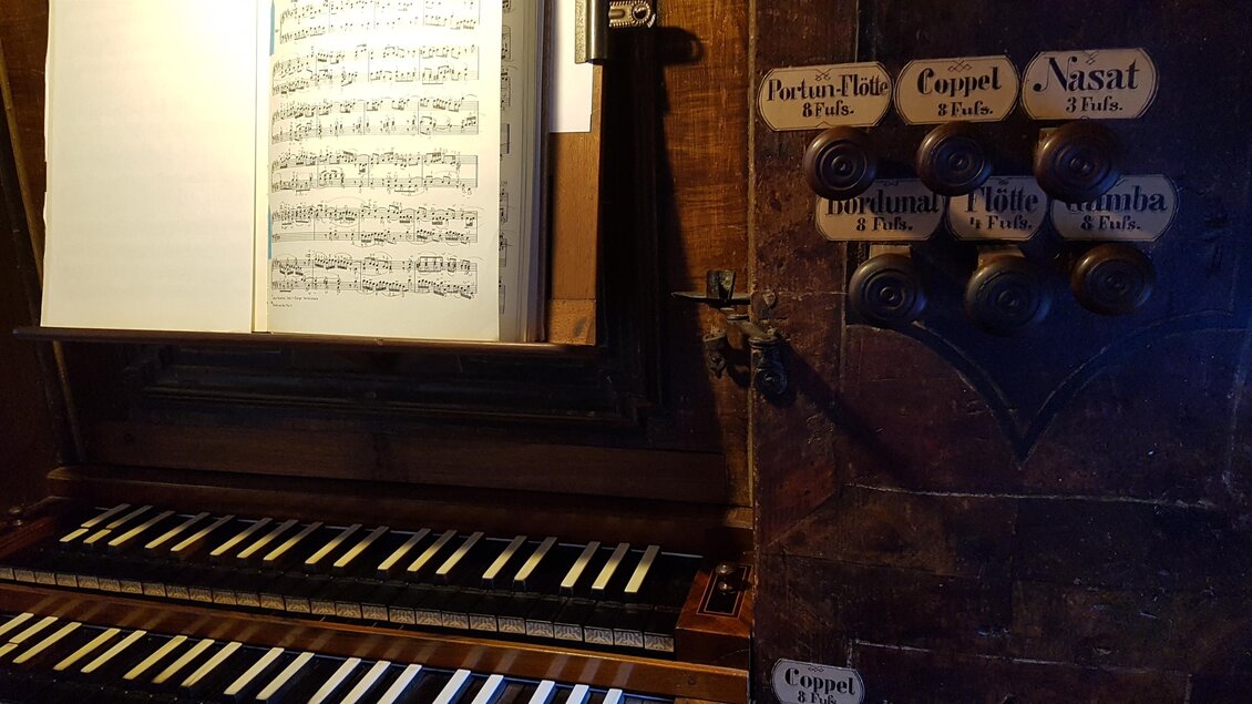 Ein großes, antikes Klavier mit vielen Tasten und einem Notenblatt. Neben dem Klavier sind verschiedene Regler sichtbar. | © Christine Schwetz