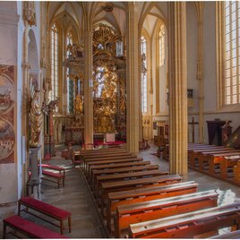 Ein schöner Kircheninnenraum mit hohen, lichtdurchfluteten Fenstern und kunstvollen Verzierungen. Bänke sind ordentlich aufgestellt, und der Altarbereich ist eindrucksvoll gestaltet. | © Tourismusverband Oststeiermark/ Robert Hahn