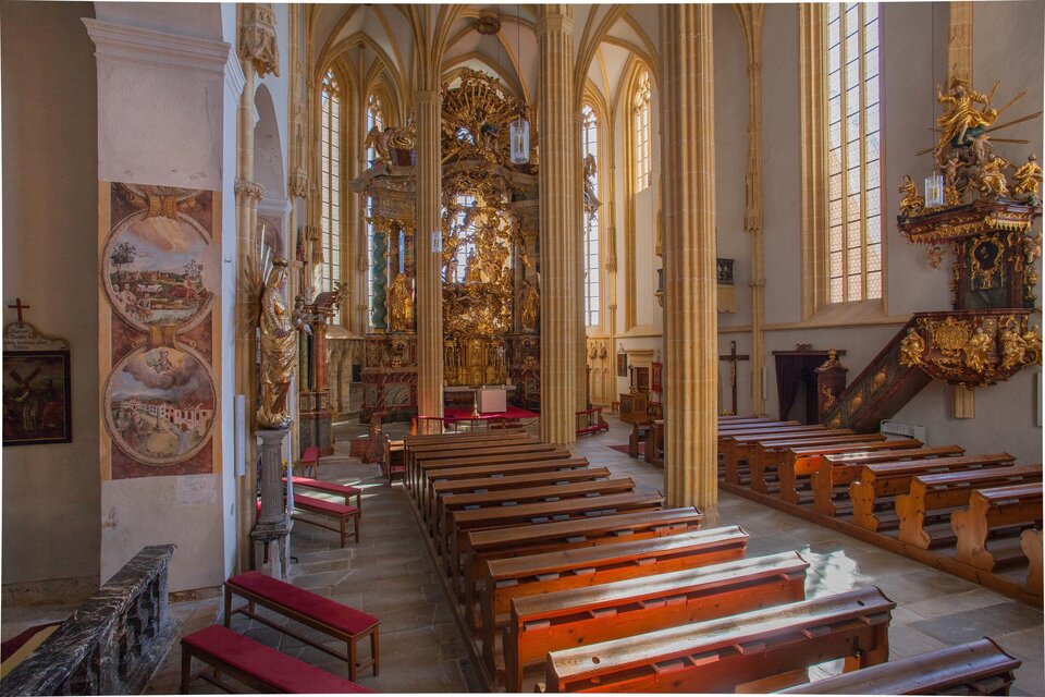 Ein schöner Kircheninnenraum mit hohen, lichtdurchfluteten Fenstern und kunstvollen Verzierungen. Bänke sind ordentlich aufgestellt, und der Altarbereich ist eindrucksvoll gestaltet. | © Tourismusverband Oststeiermark/ Robert Hahn