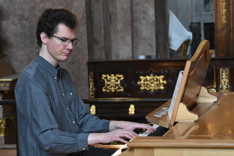 Ein Mann spielt Klavier in einem eleganten Raum. Im Hintergrund sind reich verzierte Möbel zu sehen. | © TVB Murau