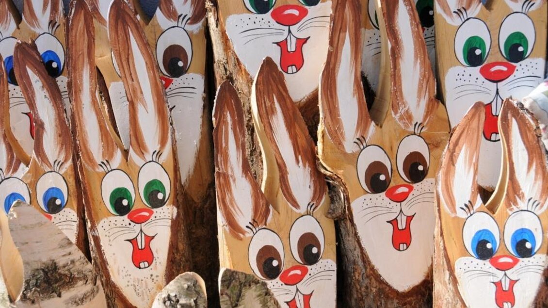 Bunte Holzfiguren in Form von Hasen mit lustigen Gesichtern. Die Hasen haben große Augen und fröhliche Münder. | © Tourismusverein Fischbach