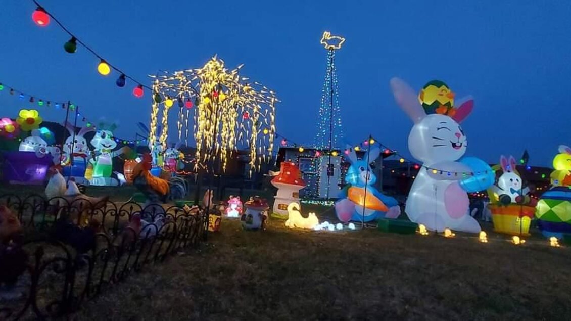 Eine bunte Szene mit leuchtenden Figuren von Hasen und anderen Tieren in einem Garten. Bunte Lichter und eine festliche Atmosphäre schaffen eine fröhliche Stimmung. | © Osterwunderwelt Steiermark