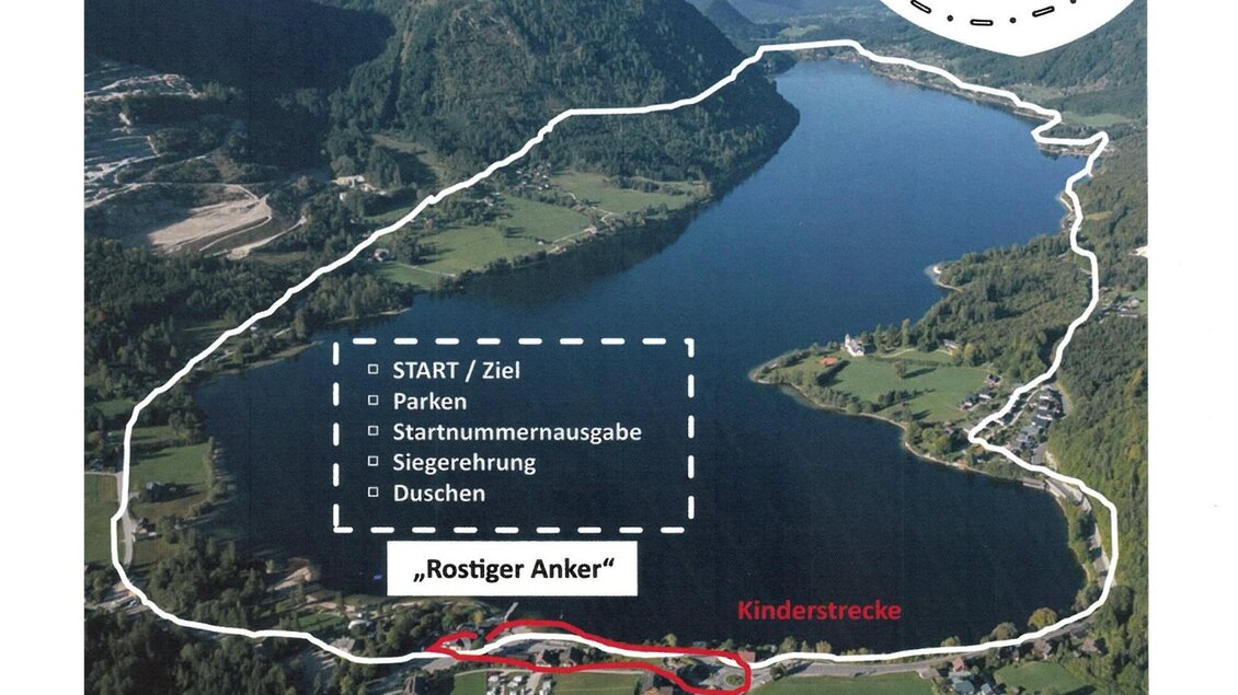 <p>Die Karte des Grundlsees zeigt den eingezeichneten Steckenverlauf des Panoramalaufs mit unter anderem Start und Ziel sowie der Kinderstrecke. Der umliegende Wald und die Berge des Ausseerlandes bieten eine malerische Kulisse.</p> | © ASVÖ Grundlsee