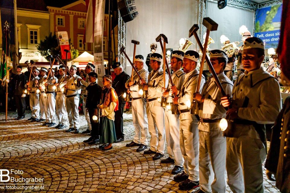 Die aktiven Bergleute von den Salinen Austria und den Salzwelten Altaussee führen den Knappentanz auf. Während der Aufführung halten sie ihre Laternen und Werkzeuge in der Hand | © Foto Buchgraber