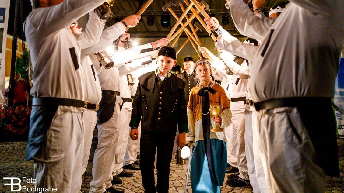 Bei der Knappentanz Aufführung im Kurpark Altaussee spielt die Heilige Barbara und alle aktiven Bergleute der Saline Austria und Salzwelten Altaussee eine wichtige Rolle. Traditionell sind die Bergmänner weiß gekleidet. | © Foto Buchgraber