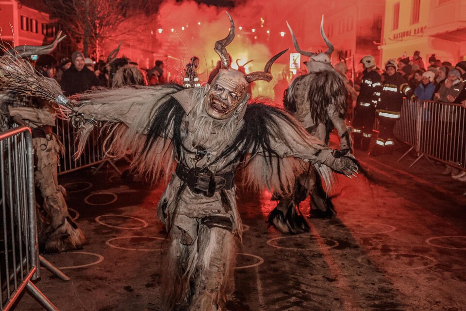 Eine Percht mit einer lächelnden Maske | © Kesselfall-Pass