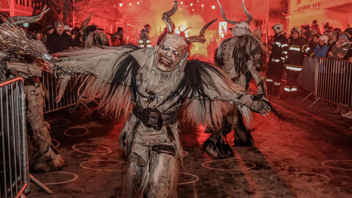 Eine Percht mit einer lächelnden Maske | © Kesselfall-Pass