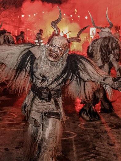Eine Percht mit einer lächelnden Maske | © Kesselfall-Pass