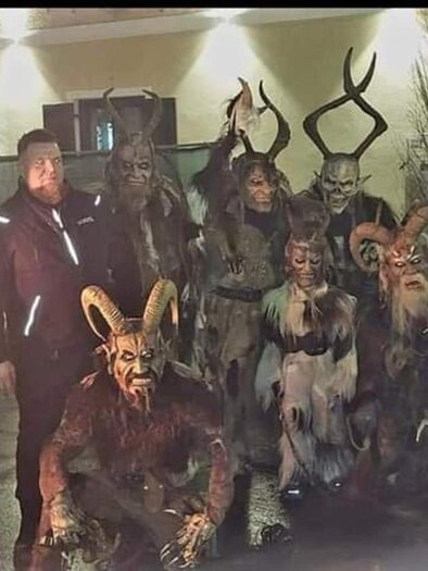 Eine Gruppe von Menschen in auffälligen Kostümen und Masken mit Tierhörnern. Sie stehen in einer festlichen Atmosphäre bei Nacht. | © Schmiernberg Teifln| Perchtenlauf