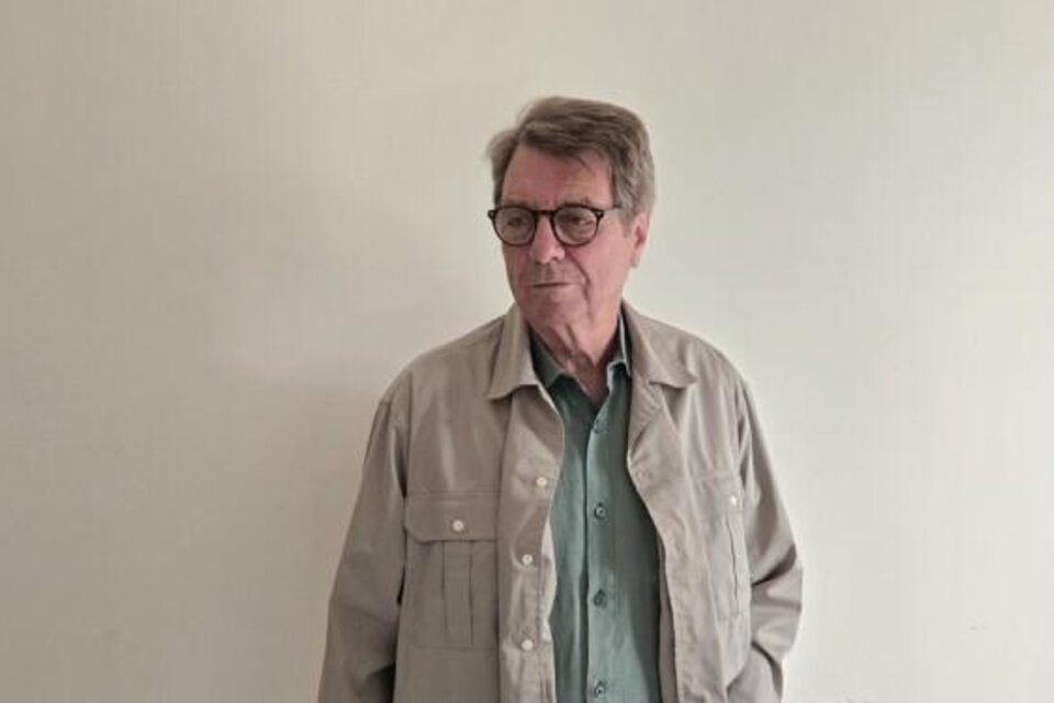 Ein älterer Mann steht vor einer neutralen Wand. Er trägt eine bequeme Jacke und eine Brille. | © Christiana Pock-Rosei
