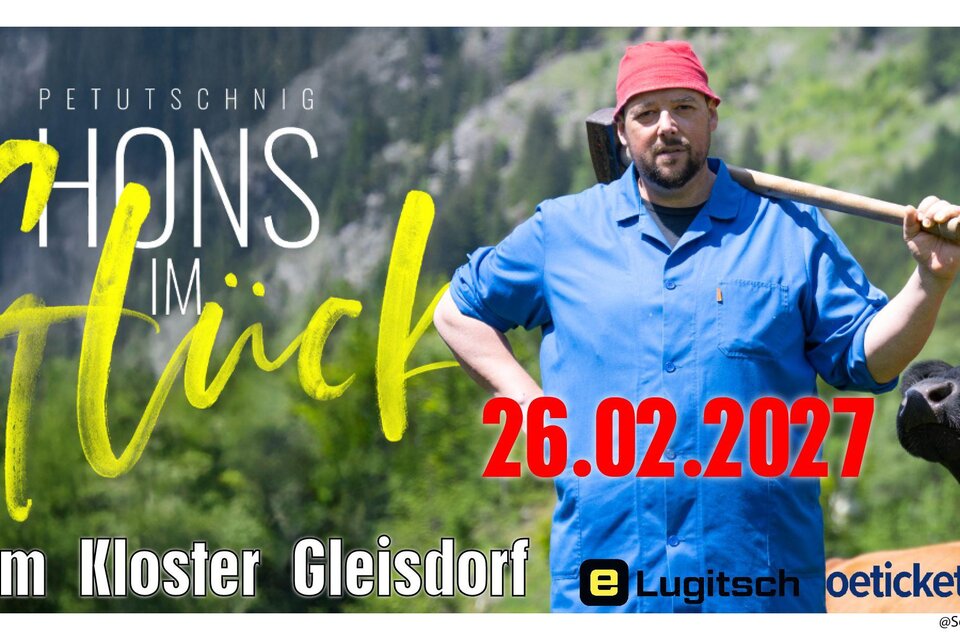 H. Petutschnig steht vor einem bergigen Hintergrund im blauen Arbeitsmantel, mit roter Kappe und schwerem Schlägel neben mehreren braunen und schwarz-weißen Kühen. | © Tourismusverband Oststeiermark
