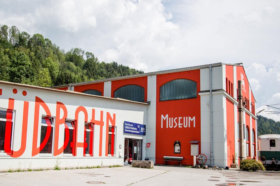 Das Bild zeigt das Südbahnmuseum Mürzzuschlag in der Totalen