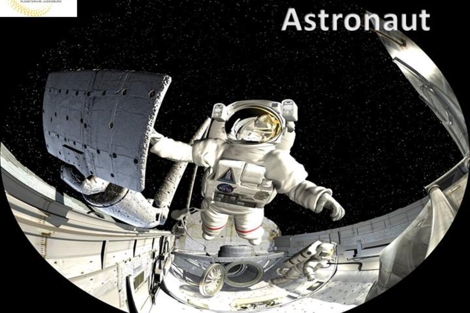 Ein Astronaut schwebt im Weltraum und arbeitet außerhalb eines Raumfahrzeugs. Der Hintergrund zeigt die unendlichen Weiten des Universums. | © Sternenturm Judenburg