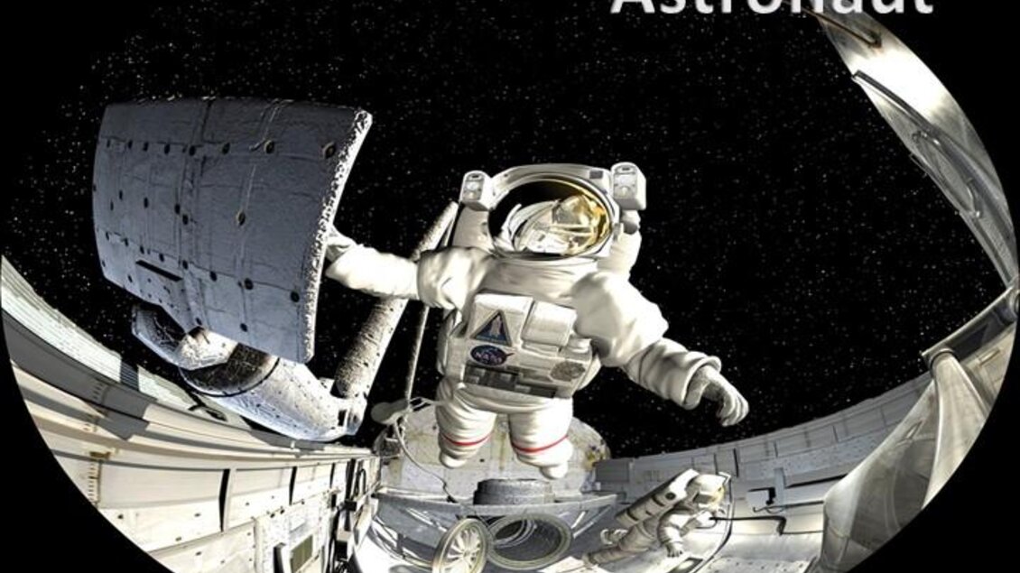 Ein Astronaut schwebt im Weltraum und arbeitet außerhalb eines Raumfahrzeugs. Der Hintergrund zeigt die unendlichen Weiten des Universums. | © Sternenturm Judenburg