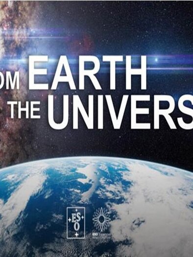 Ein Blick auf die Erde aus dem Weltraum, umgeben von Galaxien und Sternen. Der Text „Von der Erde zum Universum“ ist prominent dargestellt. | © Sternenturm Judenburg