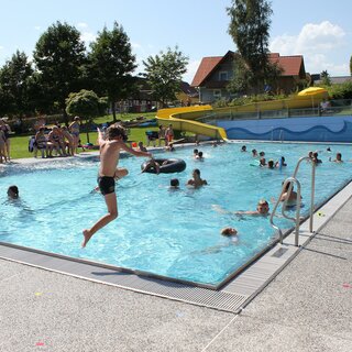 Poolparty_Open air pool Strallegg_Eastern Styria | © Freibad Strallegg