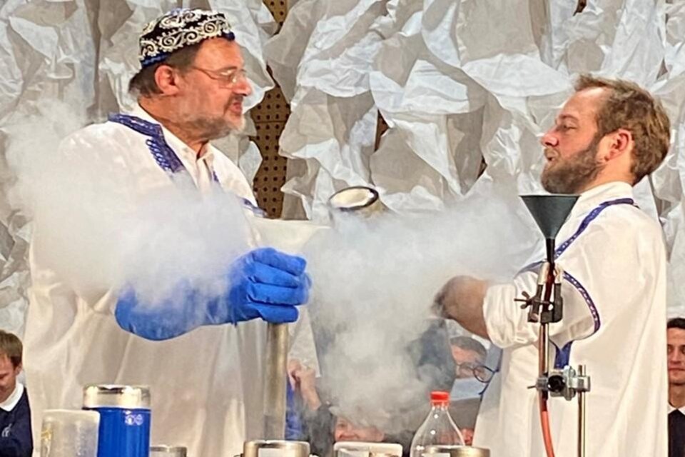 Zwei Wissenschaftler führen ein Experiment mit flüssigem Stickstoff durch. Rauch steigt auf, während sie konzentriert arbeiten. | © Echophysics, Victor-Franz-Hess-Gesellschaft