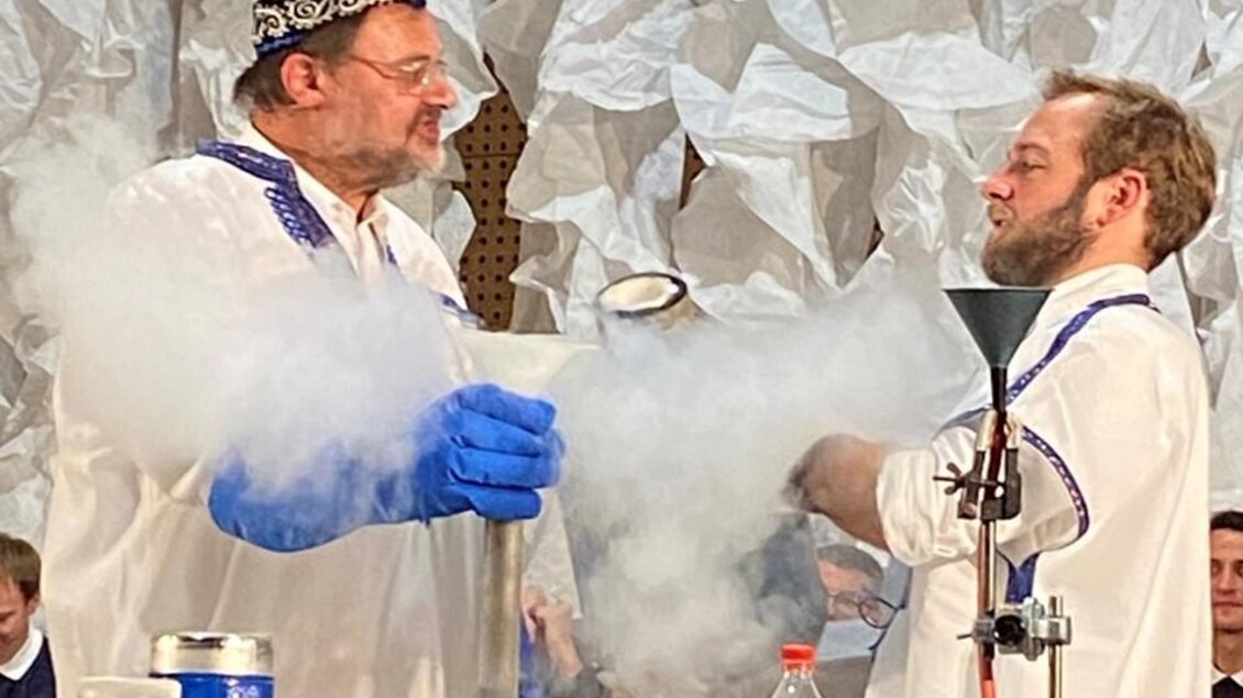 Zwei Wissenschaftler führen ein Experiment mit flüssigem Stickstoff durch. Rauch steigt auf, während sie konzentriert arbeiten. | © Echophysics, Victor-Franz-Hess-Gesellschaft