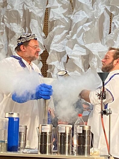 Zwei Wissenschaftler führen ein Experiment mit flüssigem Stickstoff durch. Rauch steigt auf, während sie konzentriert arbeiten. | © Echophysics, Victor-Franz-Hess-Gesellschaft