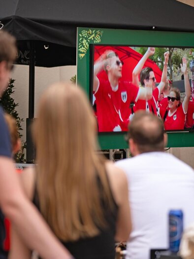 Besucher verfolgen beim Public Viewing im Joanneumsviertel Graz die Fußball WM auf Großbildschirm live. | © Jack Coleman