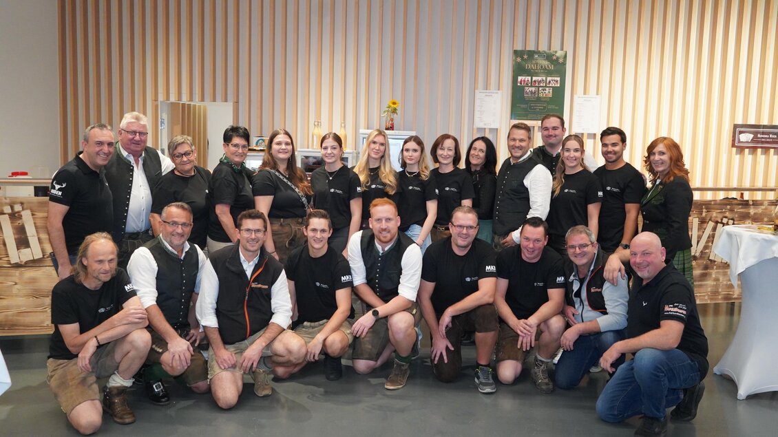 Mitglieder des Harmonika Vereins Übelbach posieren gemeinsam für ein Gruppenfoto. | © Harmonika Verein Übelbach