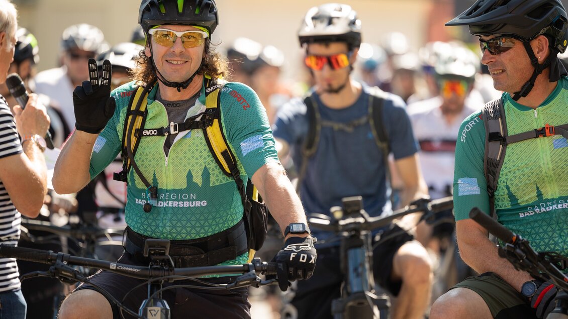 Eine Gruppe von Radfahrern steht bereit, um an einem Wettbewerb teilzunehmen. Die Fahrer tragen sportliche Kleidung und Helme, und einige lächeln in die Kamera. | © ZEHNERHAUS Bad Radkersburg