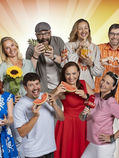 A cheerful group of people enjoying themselves together. They are holding various summery items and enjoying the sunny atmosphere. | © ORF/Regine Schöttl