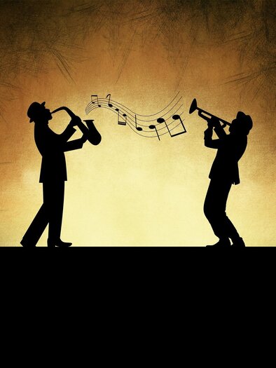 Zwei Silhouetten von Musikern spielen Saxophon und Trompete. Über ihnen schweben Musiknoten vor einem warmen, goldenen Hintergrund. | © Pixabay