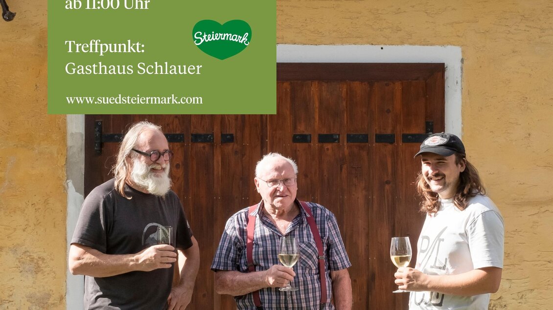 Drei Männer stehen lächelnd vor einer alten Holztür. Sie halten Getränke in der Hand und genießen die Sonne. | © Ratscher Landhaus