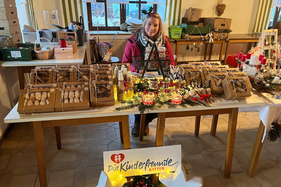 Ausstellerin beim Weihnachtsmarkt in Ratten. | © Gemeinde Ratten
