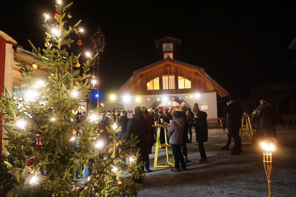 zu sehen sind Besucher am Weichnachtsmarkt vor dem Bergbaumuseum. | © Monika Breitegger