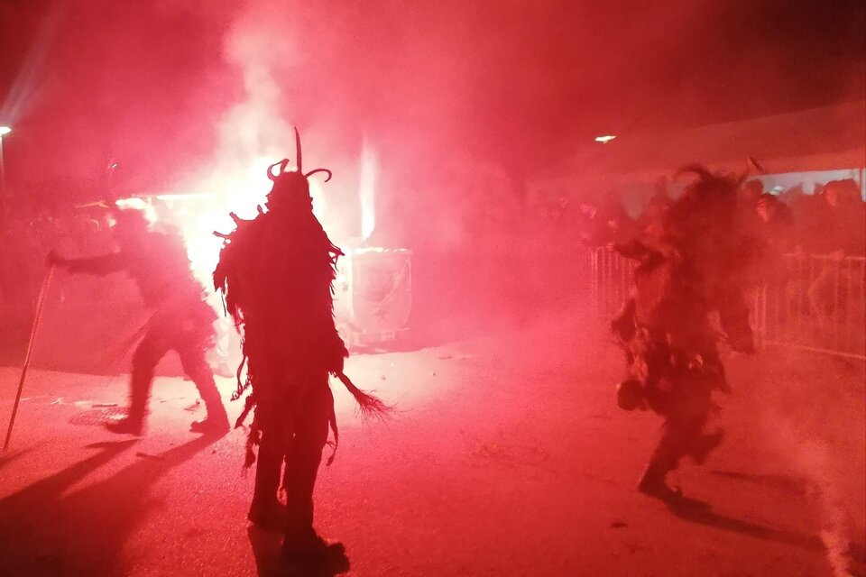 Zu sehen sind Perchten im roten Nebel. | © Gemeinde Ratten