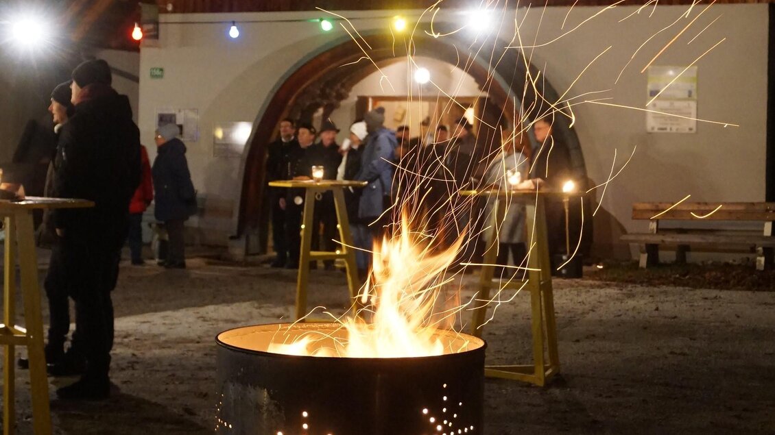 zu sehen ist ein Lagerfeuer vor dem Bergbaumuseum. | © Monika Breitegger