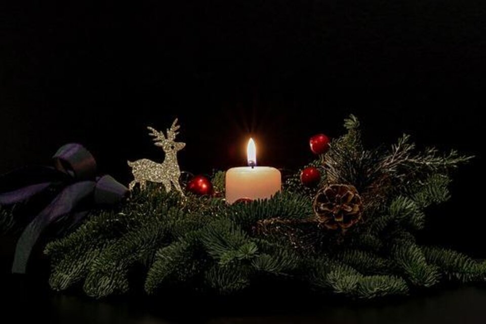 Kerze am Adventkranz. | © Pixabay