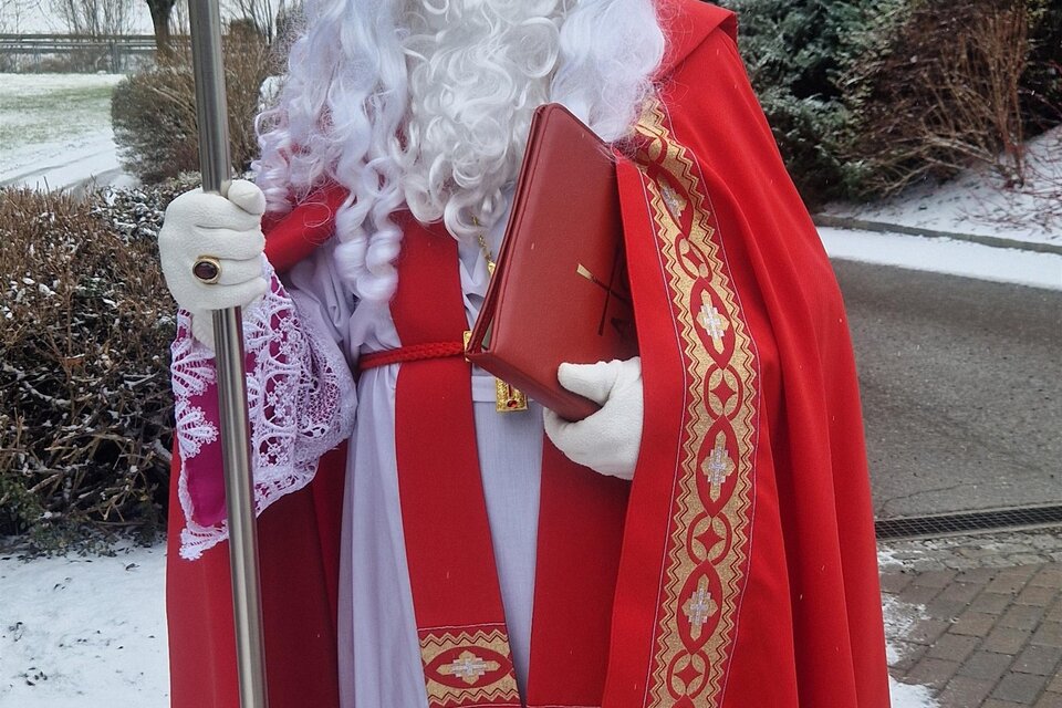 Zu sehen ist ein freundlicher Nikolaus dahinter eine Schneelandschaft. | © Gemeinde Ratten