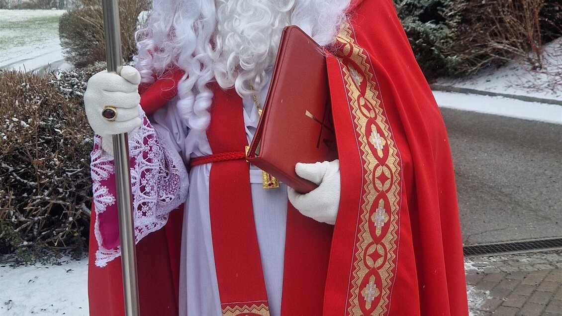 Zu sehen ist ein freundlicher Nikolaus dahinter eine Schneelandschaft. | © Gemeinde Ratten