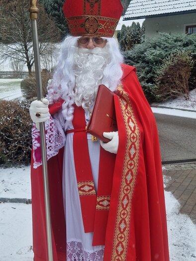 A friendly Santa Claus is seen against a snow landscape. | © Gemeinde Ratten