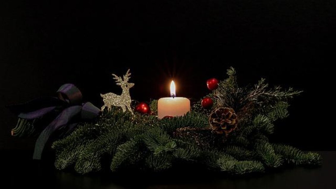 Kerze am Adventkranz. | © Pixabay