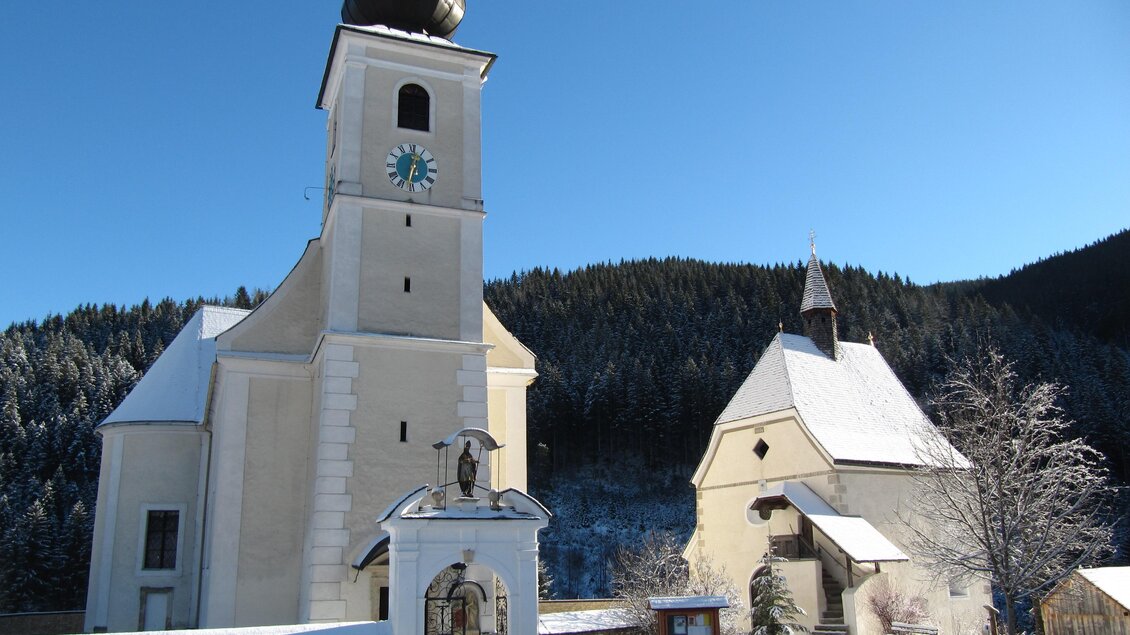 Zu sehen ist die Pfarrkirche Ratten im Winter. | © Gemeinde Ratten