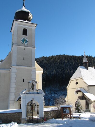 The parish church of Ratten can be seen in winter. | © Gemeinde Ratten