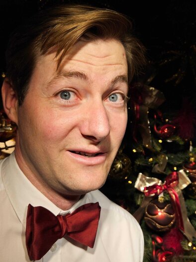 Zu sehen ist der Kabaretist Michael Großschädl in weihnachtlicher Verkleidung. | © Michael Großschädl