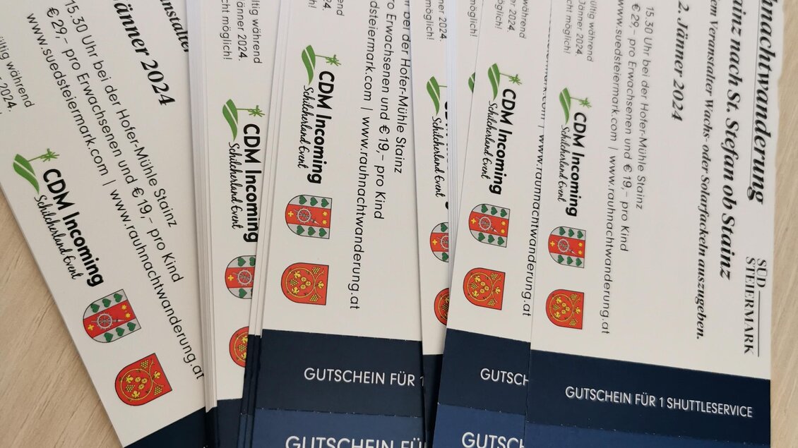 Geschenkgutscheine für Getränke und Speisen in St. Stefan. Mehrere Gutscheine liegen auf einem Tisch. | © CDM