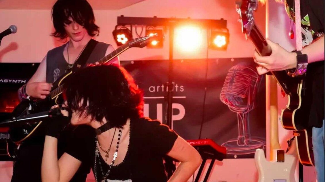 Eine Band spielt live auf der Bühne. Die Musiker zeigen viel Energie und Leidenschaft während ihres Auftritts. | © Malfunction, Tobi