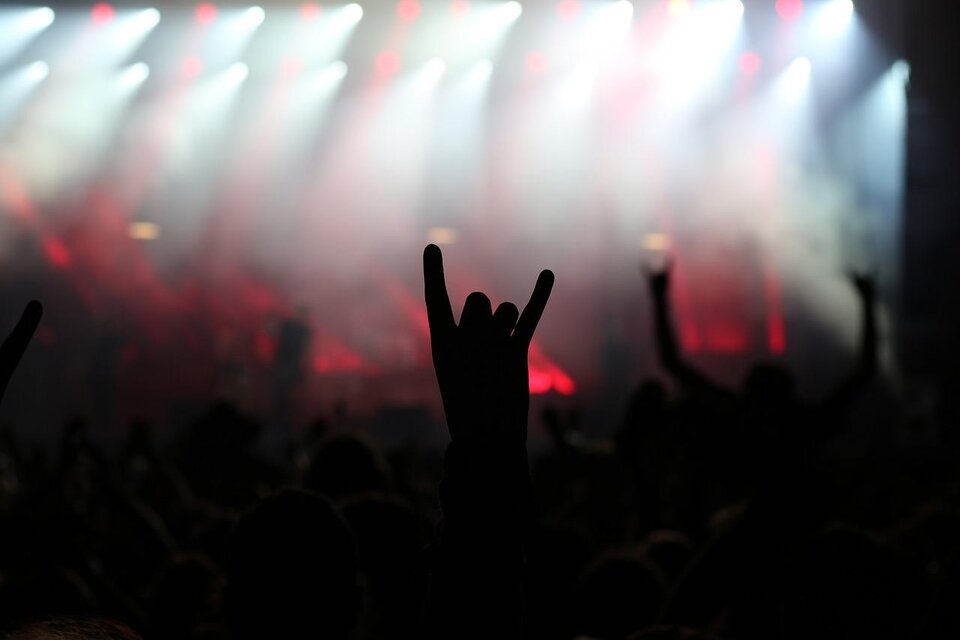 Hands Up vom Publikum bei einem Konzert mit guter Lichtstimmung | © Pixabay.com