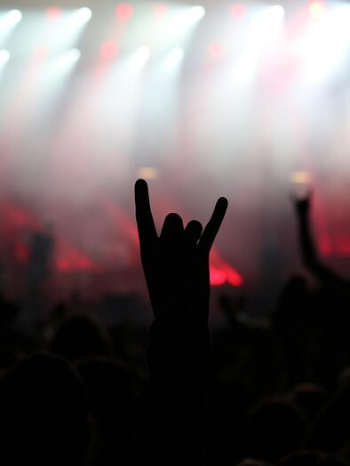 Hands Up vom Publikum bei einem Konzert mit guter Lichtstimmung | © Pixabay.com